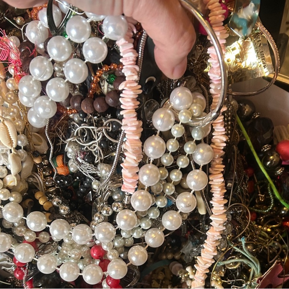 Assorted craft junk maybe wearable jewelry… all random. 1.5 lbs - Picture 8 of 9